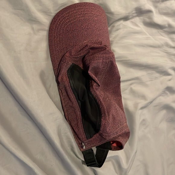 Lululemon surge run hat pebbleshire fireside red. - Picture 11 of 15